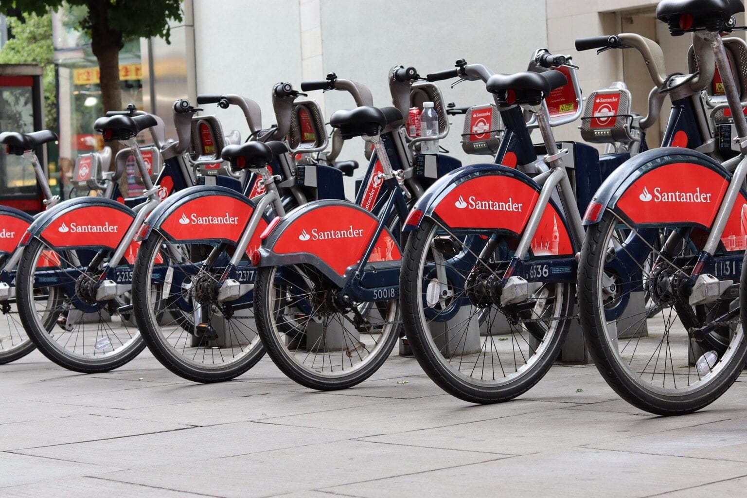使用者在伦敦 Santander Cycles 停靠站取用共享单车
